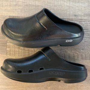 OOFOS W OOCLOOG CLOG BLACK LUXE